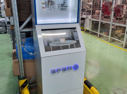 Infoterminal im Produktionsbereich von EFEN, das wichtige Informationen zur Prozessüberwachung und Betriebsdaten anzeigt.