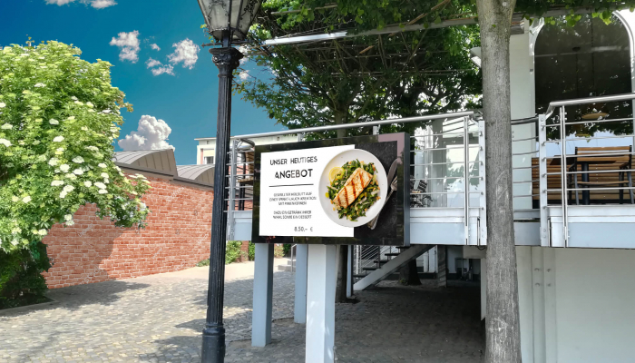 Ein Outdoor Display eignet sich hervorragend, um Passanten auf Gerichte aufmerksam zu machen. Ein Outdoor Display eignet sich hervorragend, um Passanten auf Gerichte aufmerksam zu machen.