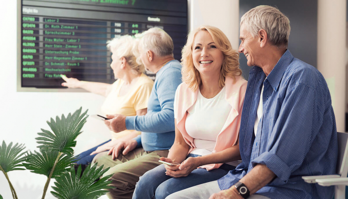 Wartebereich mit Digital Signage Lösung in einer gesetzlichen Krankenversicherung
