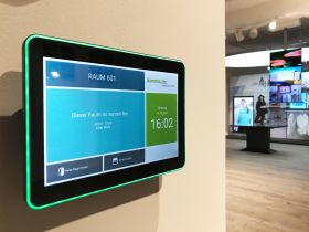 Dieses digitale Türschild zeigt einen freien Raum an