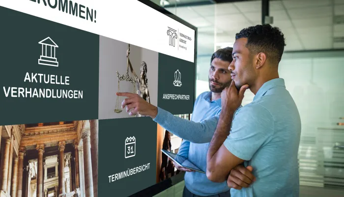Digitales Schwarzes Brett mit Touch-Display im Gericht