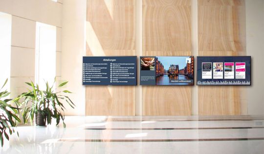 Ein Empfangsmonitor begrüßt und informiert Besucher in einer Hochschule