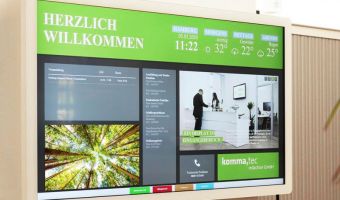 Ein digitales schwarzes Brett mit der Anzeige von Wetter, Datum und interessanten News.