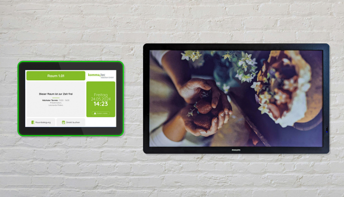 Der Vergleich: LED-Türschilder gegen E-Paper-Türschilder Es gibt ein LED-Türschild und ein E-Paper-Türschild an der Wand zum Vergleichen