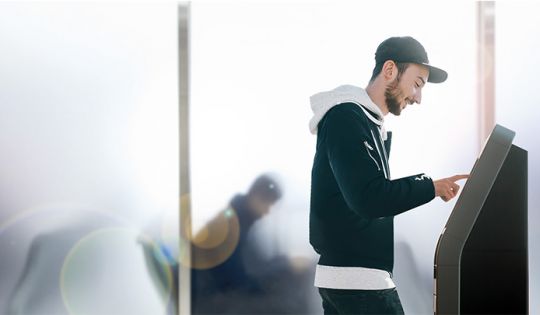 Über Info-Terminals können sich Besucher eigenständig informieren