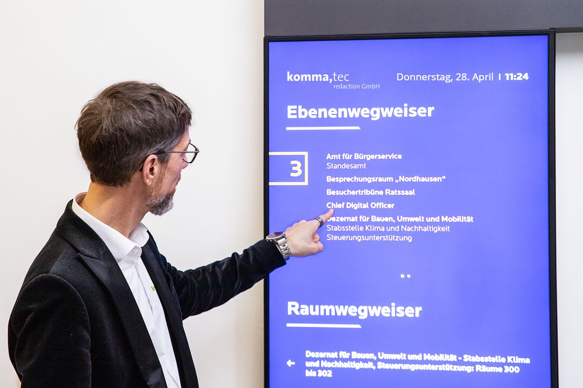 User nutzt ein Infoboard.