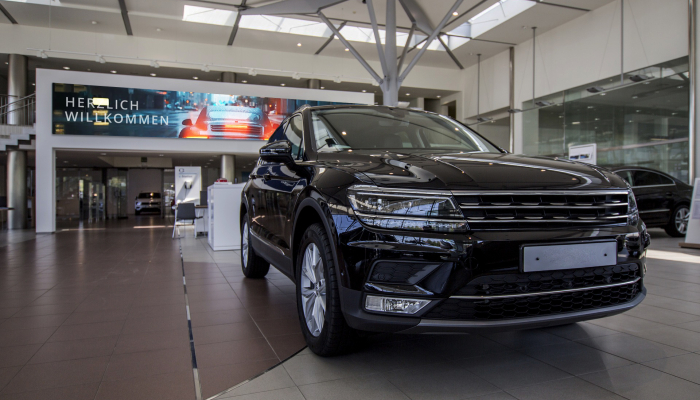 Digital Display für Automobilsektor und Autohaus: Mit bewegten Bildern für Aufmerksamkeit sorgen.