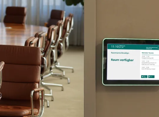 Ein digitales Türschild vor dem Bürozimmer