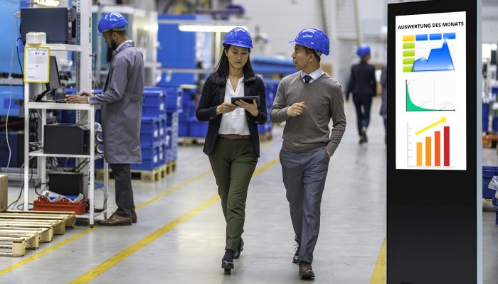 Mitarbeiter-Information auch in der Fertigung: Die Industrie nutzt verstärkt digitale Lösungen.