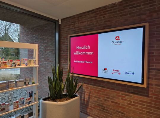 Digitaler Empfangsbildschirm bei Queisser Pharma