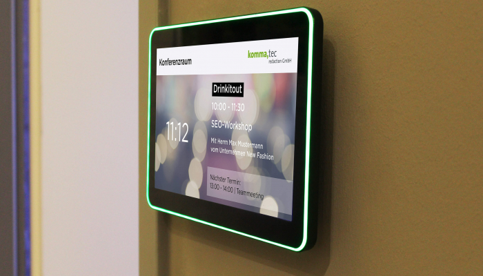 Elektronische Türbeschilderung ist praktisch und optisch ansprechend. Elektronische Türschilder von komma,tec redaction