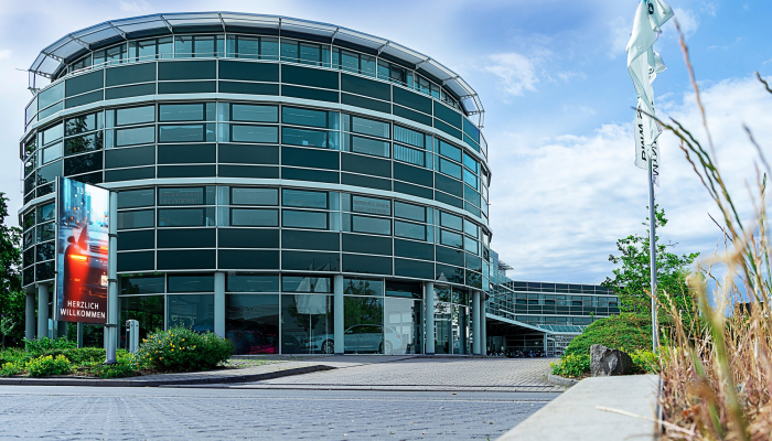 Digitale Signage Outdoor-Lösungen für Autohäuser