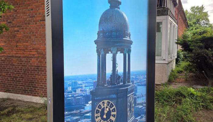 Infobildschirm der komma,tec red an der St. Michaelis Kirche Hamburg