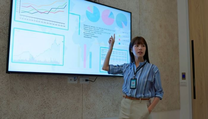 Mit digitalen Displays Mitarbeiter in Industrie, Handel & Logistik informieren