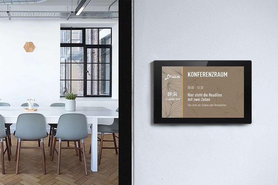 Digitales Türschild an einem Konferenzraum