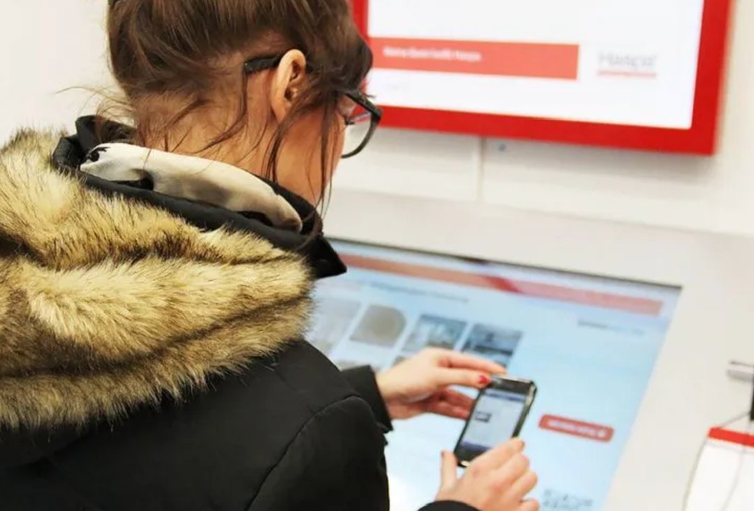 Digital Signage Touch-Terminal in der Sparkasse