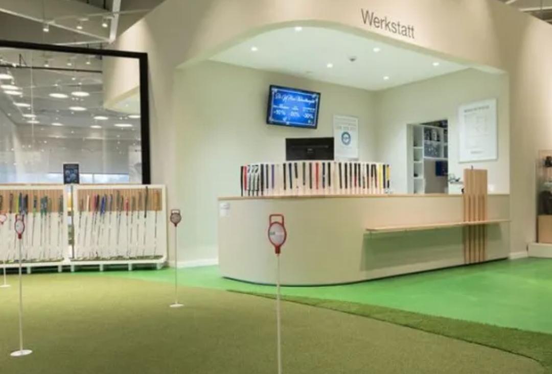 Videowall, Empfangsmonitor und Werbedisplays für das Golf House