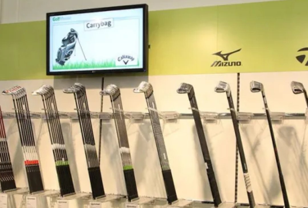 Elektronisches Werbedisplay im Produktbereich vom Golf House
