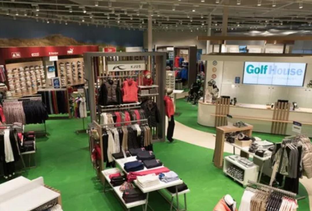 Werbedisplays am Point of Sale im Geschäft vom Golf House