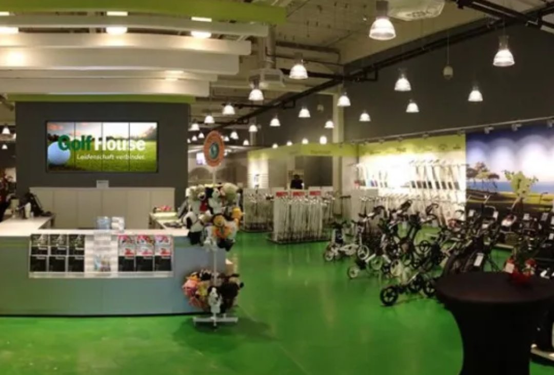 Videowall der komma,tec redaction mit Werbebotschaften im Golf House