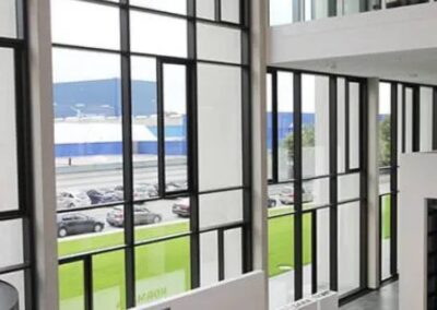 Digitale Empfangsdisplays im Eingangsbereich vom Museum