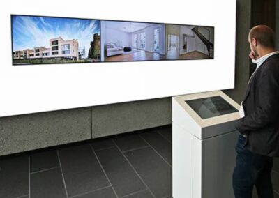 Touch-Terminal und Videowall im Hörmann Forum