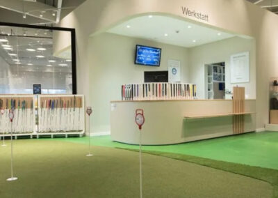 Werbedisplays im Produktbereich der Golf-House-Filiale in Hamburg Hammerbrook
