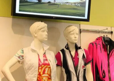 Werbedisplay PoS vom Digital Signage Anbieter Komma,tec redaction für Golf House