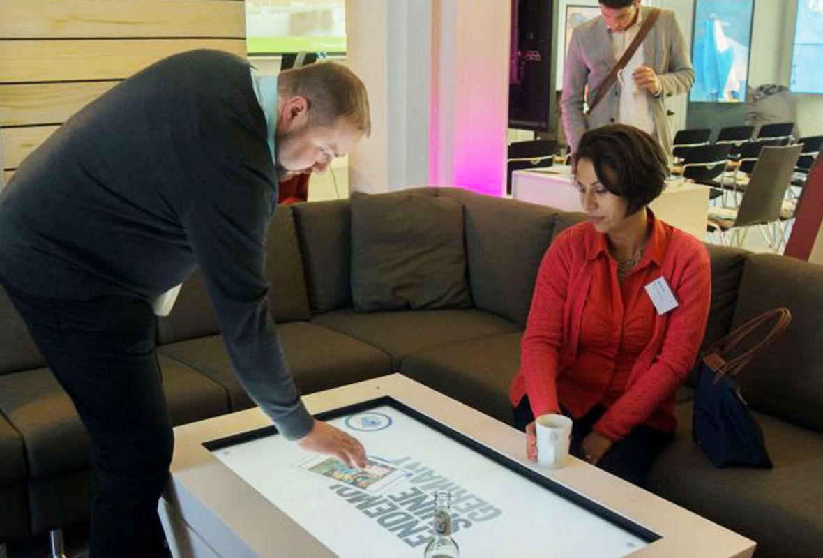 Touch-Tisch im Digital Signage Innovation Center der komma,tec redaction
