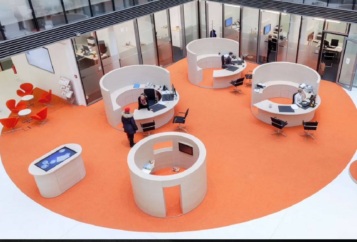 Empfangsbereich der Volksbank Krefeld mit Digital Signage Lösungen