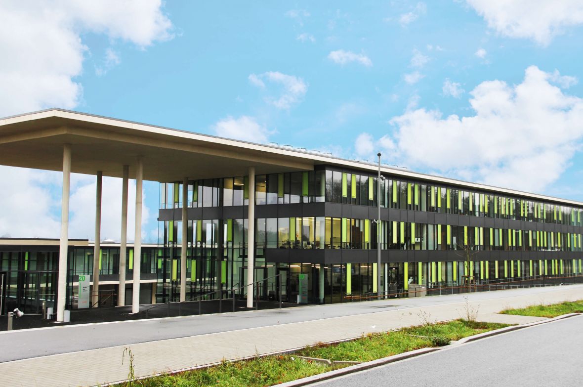Die Hochschule FHWS setzt für eine bessere Orientierung im Haus auf diverse Digital Signage Lösungen.