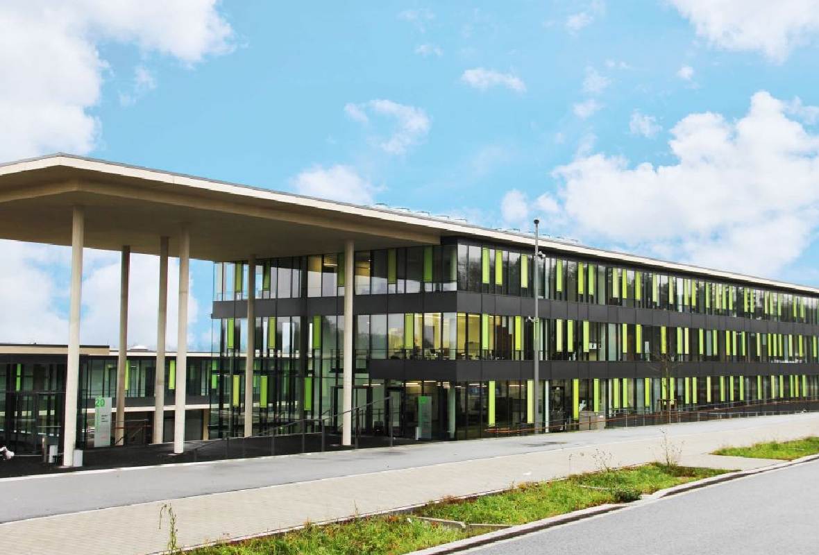 Die Hochschule FHWS setzt für eine bessere Orientierung im Haus auf diverse Digital Signage Lösungen.