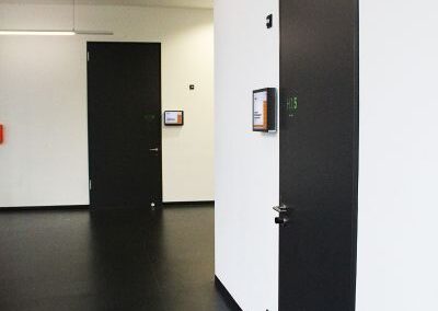 Digitale Türschilder in der Hochschule FHWS
