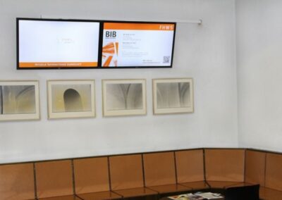 Infodisplays der komma,tec redaction in der Hochschule