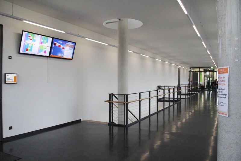Infodisplays und digitale Türschilder in der Hochschule FHWS