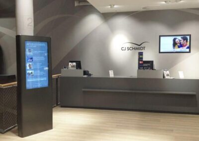 Werbedisplays der komma,tec redaction im Einzelhandel