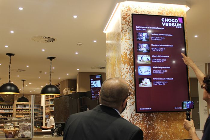 Infoboard für Besucher im Chocoversum der komma,tec redaction