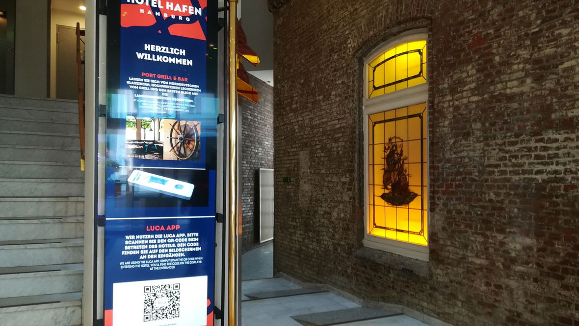 Mit dem digitalen Infoboard werden Besucher an jedem Eingang informiert