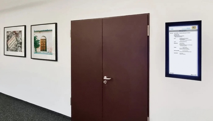 digitales Infoboard vor Gerichtssaal