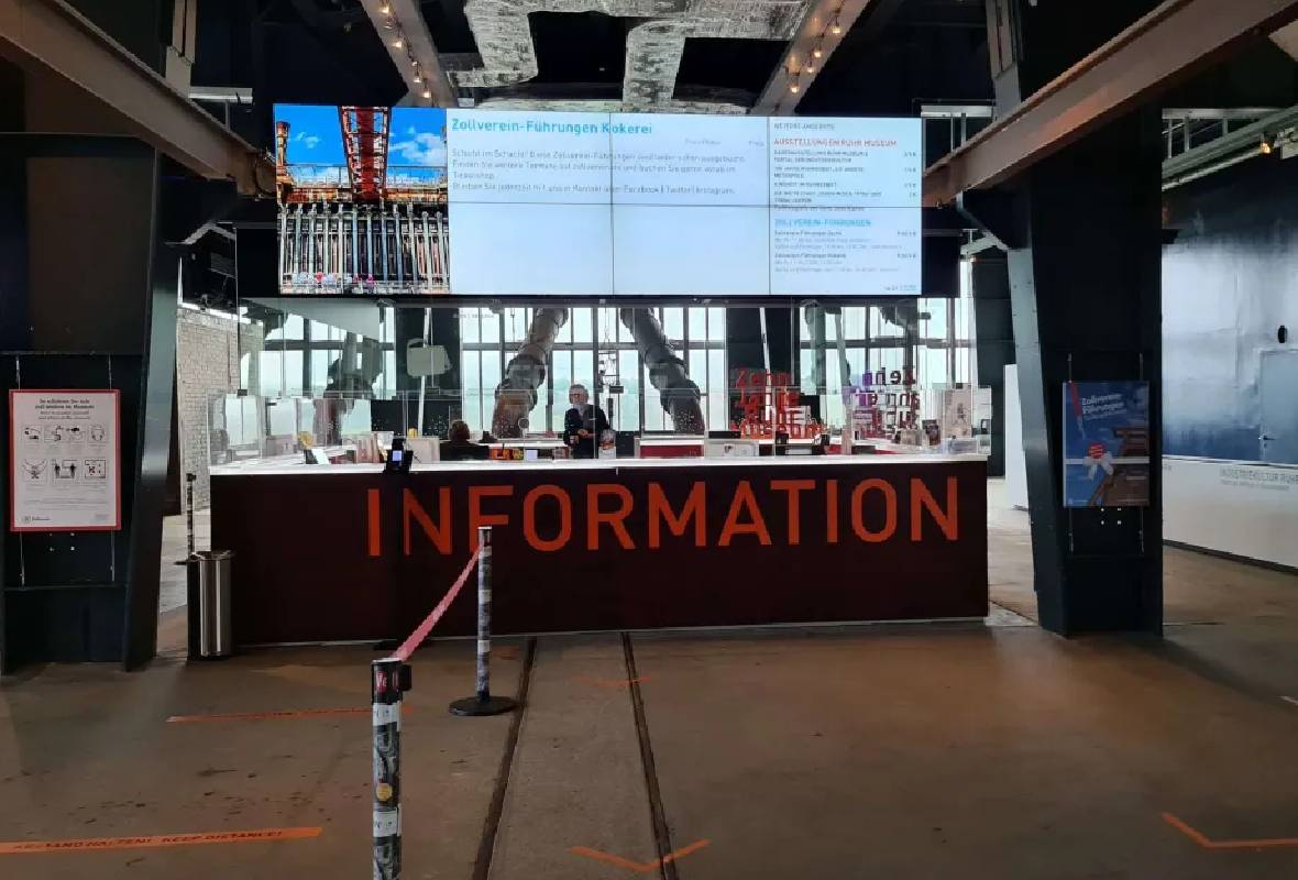 Nutzen Sie die digitale Tickettafel im Museum, um Besuchern eine schnelle Preisübersicht zu liefern.