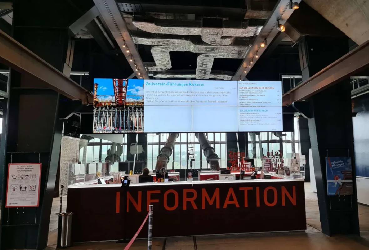 Nutzen Sie die digitale Tickettafel im Museum, um Besuchern eine schnelle Preisübersicht zu liefern.