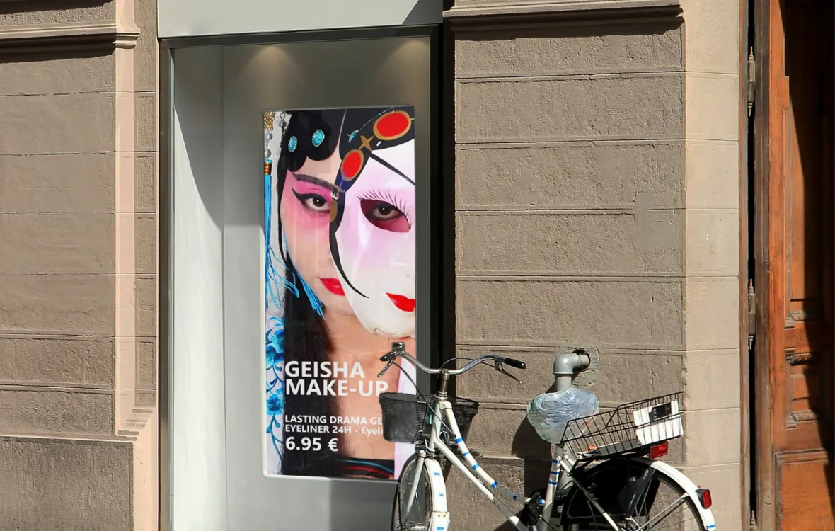 Ein Werbedisplay am Point of Sale zeigte Werbung für Make-up
