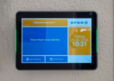 Digitales Türschild zeigt Verfügbarkeit von Besprechungsräumen und Buchungsoptionen bei EFEN.