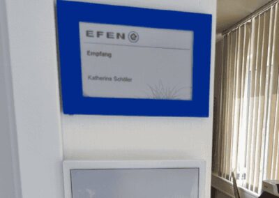 E-Paper Türschild bei EFEN zeigt statische Informationen wie den Namen der zuständigen Mitarbeiter.