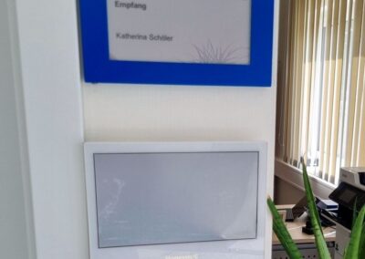 Monochromes digitales Türschild zeigt den Namen des zuständigen Ansprechpartners im Empfangsbereich von EFEN an.