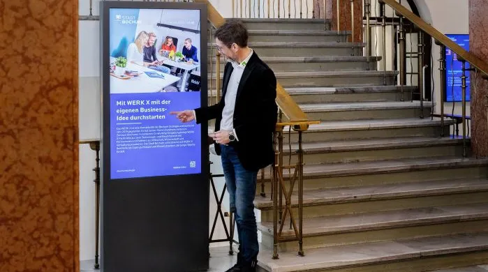 Digitale Infostele mit Brandschutz im Rathaus Bochum