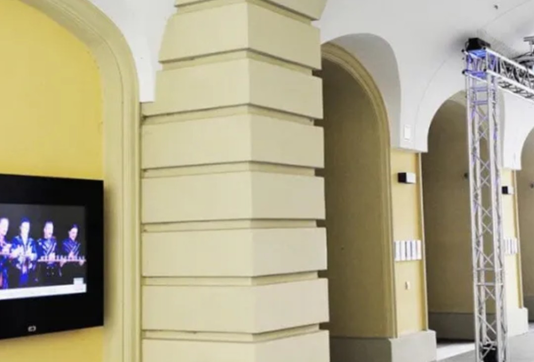 Digital Signage Outdoor Lösung beim Deutschen Theater München