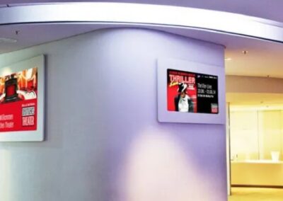 Digitale Beschilderung wie das Infoboard und Empfangsdisplays im Deutschen Theater München