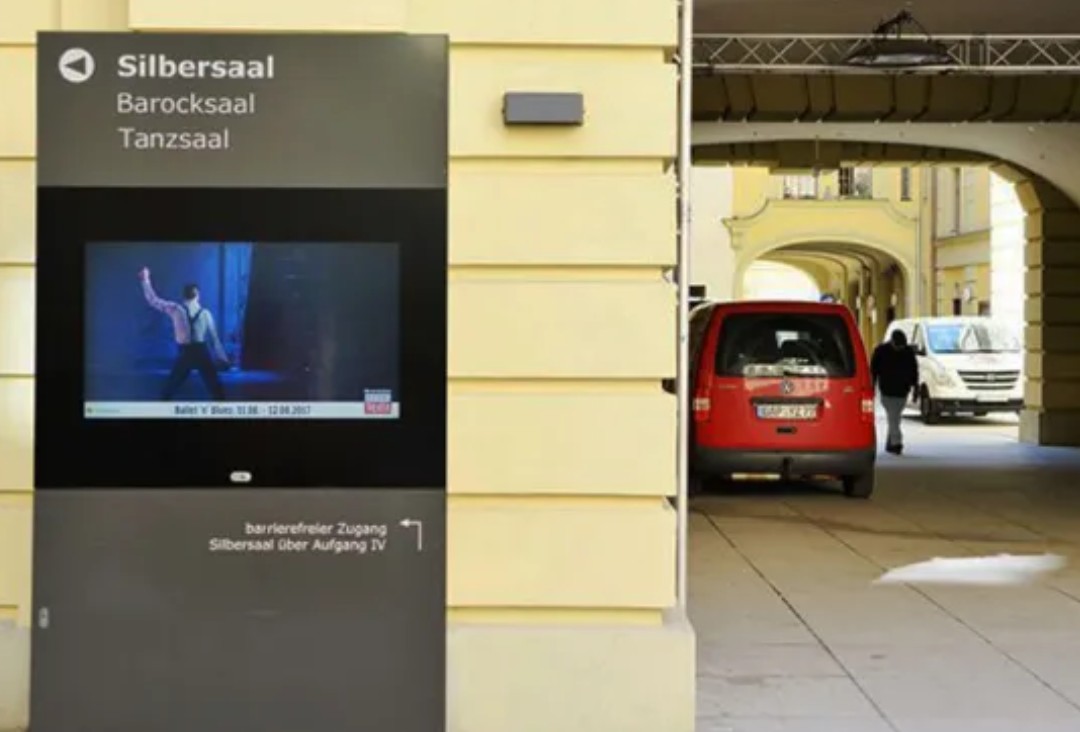 Outdoor Display für das für die ideale Außenwerbung Deutsches Theater München