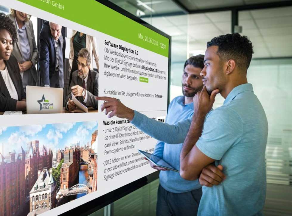 Ein Digitales Infoboard informiert Besucher